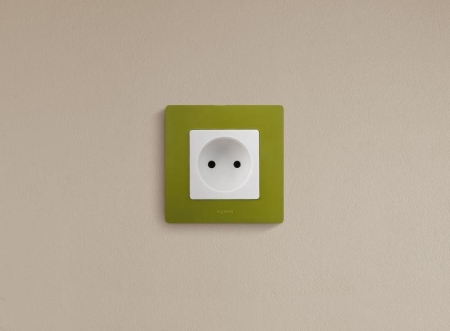 Розетка 1-м СП Etika 16А IP20 250В 2P без заземл. немецк. стандарт винтов. клеммы механизм бел. IEK 672220