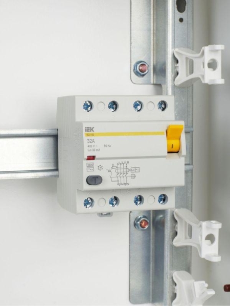 Выключатель дифференциального тока (УЗО) 4п 32А 30мА тип AC ВД1-63 KARAT IEK MDV10-4-032-030