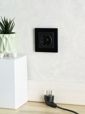 Розетка BRITE РС14-1-0-БрЧ 16А с заземл. защ. шторки механизм черн. IEK BR-R14-16-K02