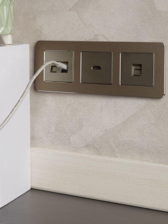 Рамка 3-м BRITE РУ-3-1-Бр метал. латунь RE IEK BR-M32-M-01-K49