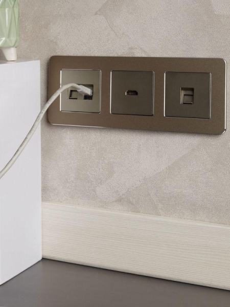 Рамка 3-м BRITE РУ-3-1-Бр метал. латунь RE IEK BR-M32-M-01-K49