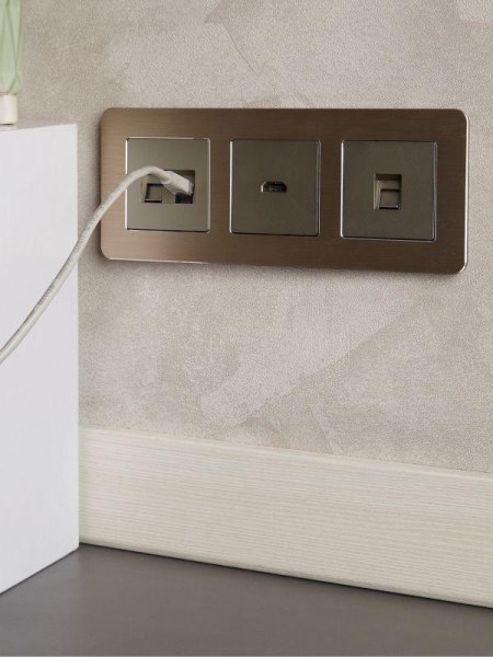 Рамка 3-м BRITE РУ-3-1-Бр метал. шампань RE AL IEK BR-M32-M-21-K37