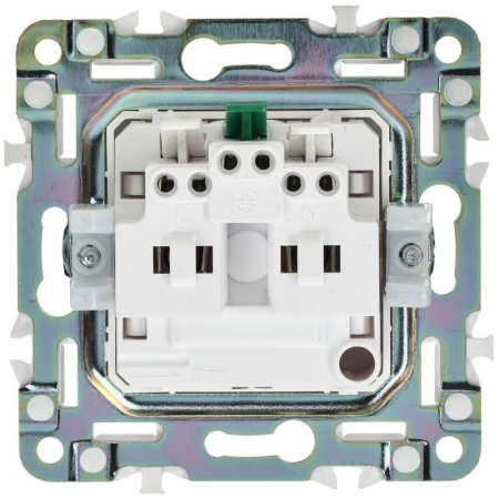 Розетка SKANDY 16А с заземл. защ. шторки SK-R04W арктич. бел. IEK SK-R14-16-K01