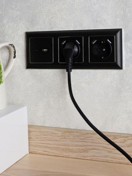 Рамка 3-м BRITE РУ-3-Бр хром/черн. IEK BR-M32-12-2-K23