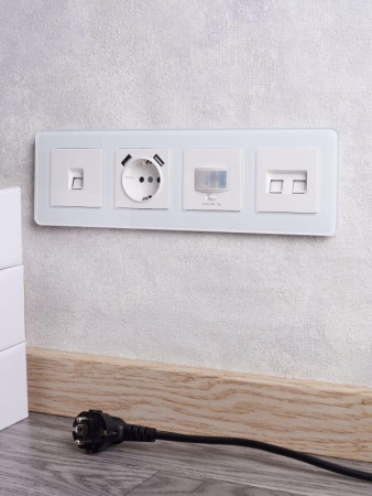 Розетка BRITE РЮш10-2-БрБ 16А с USB A+A 3.1А с заземл. защ. шторки механизм бел. IEK BR-R14-16-U21-D31-K01