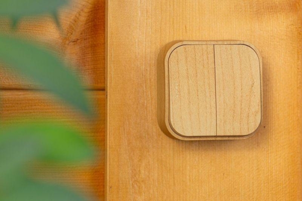 Выключатель 2-кл. ОП Quteo 10А IP20 10AX дерево IEK 782262