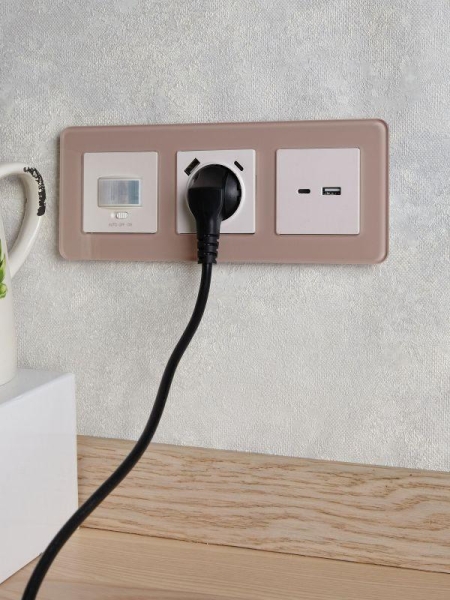 Рамка 3-м BRITE РУ-3-2-Бр стекло дым. RE IEK BR-M32-G-41-K97