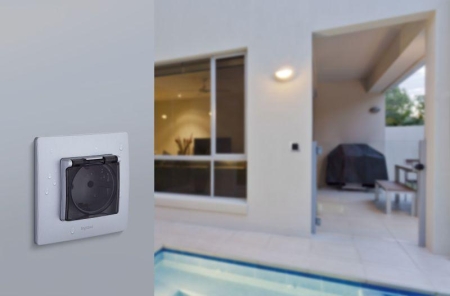 Розетка 1-м СП Etika 16А IP44 250В с заземл. со шторками с защ. крышкой безвинтов. зажимы алюм. IEK 672426