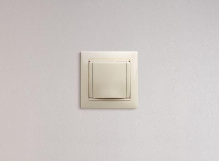 Розетка 1-м СП Valena 16А IP21 2P+E с заземл. защ. шторки с крышкой винты механизм сл. кость IEK 774322