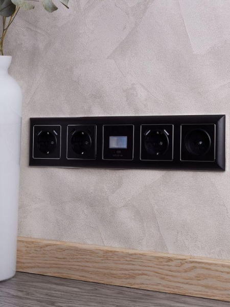 Рамка 5-м BRITE РУ-5-Бр хром/черн. IEK BR-M52-12-2-K23