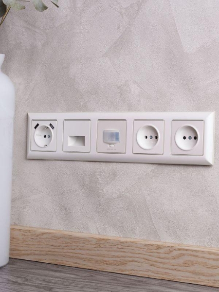 Рамка 5-м BRITE РУ-5-Бр беж./жемчуж. IEK BR-M52-12-1-K10