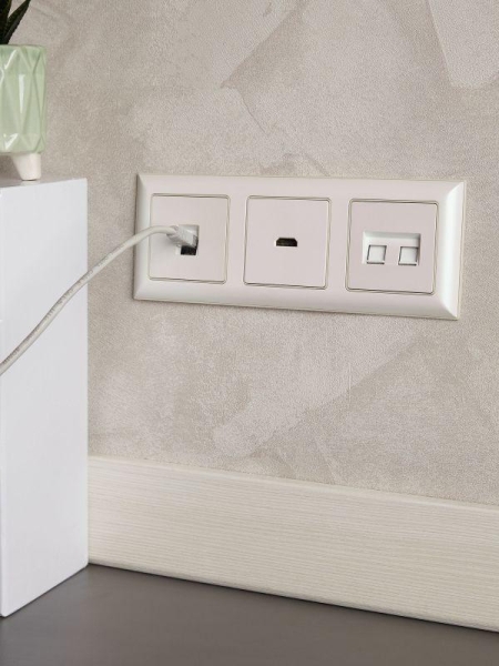 Рамка 3-м BRITE РУ-3-Бр беж./жемчуж. IEK BR-M32-12-1-K10