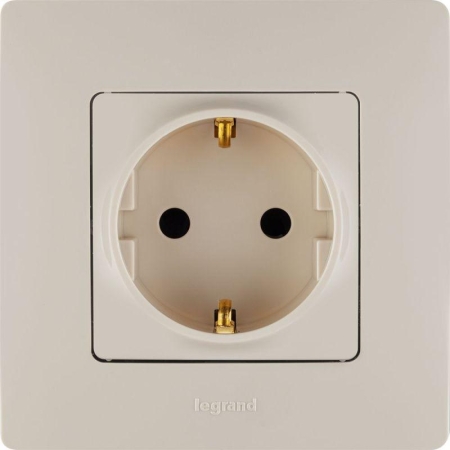 Розетка 1-м СП Etika 16А IP20 250В 2P+E с заземл. немецк. стандарт винтов. клеммы механизм сл. кость IEK 672321