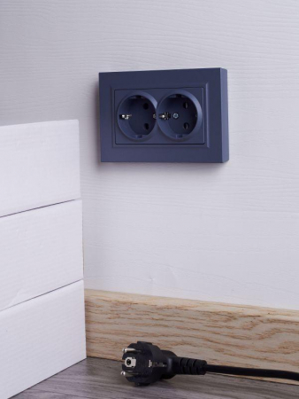 Розетка 2-м СП BRITE РСш12-3-БрМ 16А в сборе с заземл. защ. шторки маренго IEK BR-R24-16-K35-F