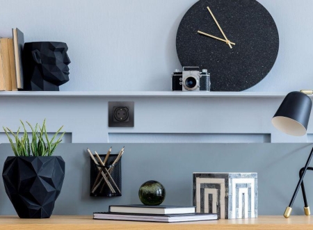 Розетка USB C Etika 16А 250В 1500мА 7.5Вт с заземл. защ. шторки безвинт. зажимы антрацит IEK 672688