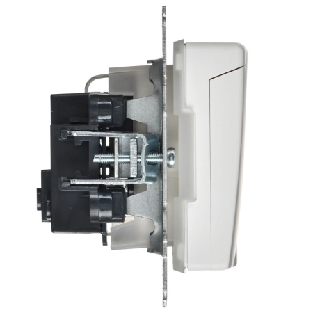 Розетка BRITE РСбш10-3-44-БрАБ 16А IP44 с заземл. защ. шторки с крышкой механизм арктич. бел. IEK BR-R16-16-44-K91