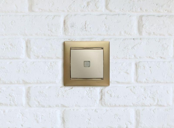 Выключатель 1-кл. СП Valena 10А IP31 250В с зел. индикацией механизм сл. кость IEK 774310