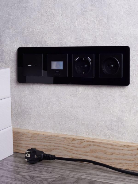 Рамка 4-м BRITE РУ-4-2-Бр стекло черн. RE IEK BR-M42-G-41-K02