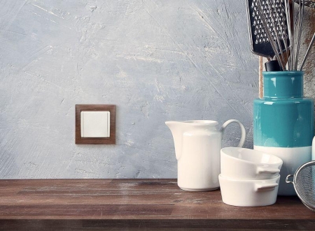 Розетка 1-м СП Valena 16А IP21 2P+E с заземл. защ. шторки с крышкой винты механизм сл. кость IEK 774322