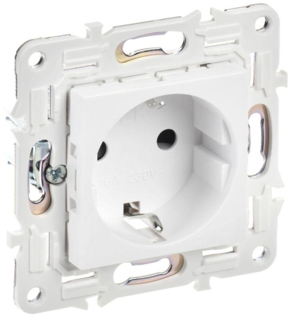 Розетка SKANDY 16А с заземл. защ. шторки SK-R04W арктич. бел. IEK SK-R14-16-K01