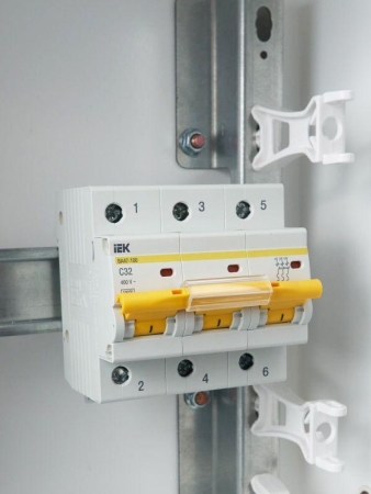 Выключатель автоматический модульный 3п C 32А 10кА ВА47-100 KARAT IEK MVA40-3-032-C