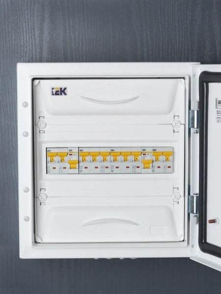 Выключатель автоматический модульный 3п C 16А 6кА ВА47-60M KARAT IEK MVA31-3-016-C