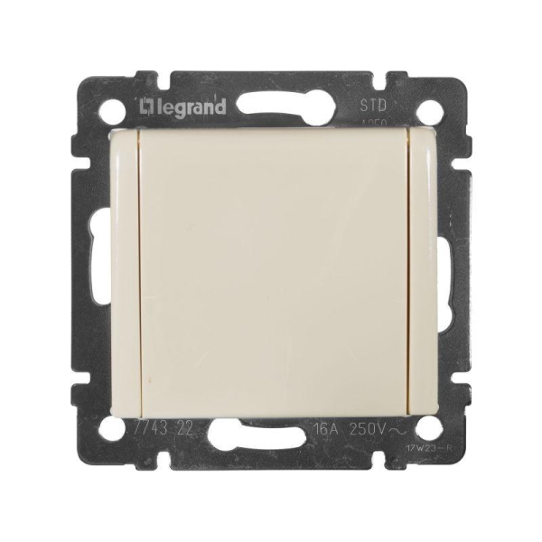 Розетка 1-м СП Valena 16А IP21 2P+E с заземл. защ. шторки с крышкой винты механизм сл. кость IEK 774322