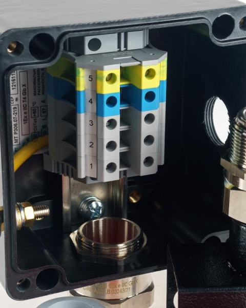 Коробка клеммная взрывозащ. на осн. модульн. упр. устройства MT с метал.опорой для подключ. 1-3 плоск. греющих кабелей или 1-3 сигнал. кабелей d1-3мм 1 резьб. отв. под М25x1.5 клем. колодка 5 модулей 10кв.мм Extherm sborka 1PM/3D