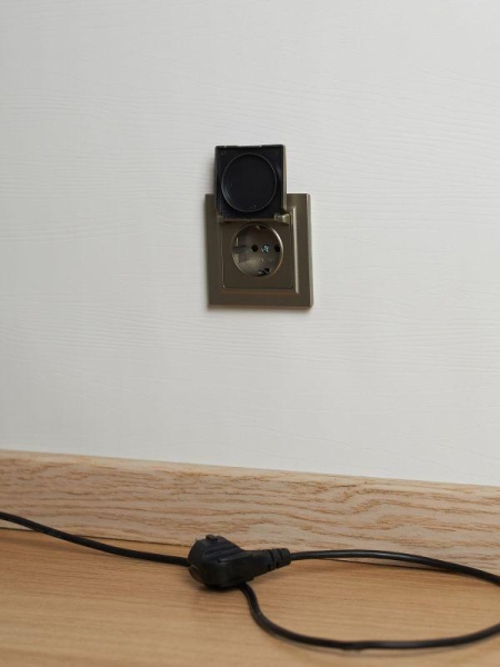 Розетка BRITE РСбш10-3-БрШ 16А IP20 с заземл. защ. шторки с крышкой механизм шампань IEK BR-R16-16-K37