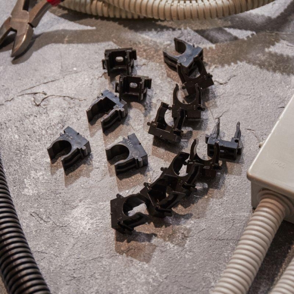 Держатель для труб (клипса) d16мм для монтажного пистолета черн. Rexant 28-0416-2