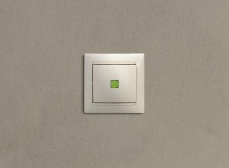 Выключатель 1-кл. СП Valena 10А IP31 250В с зел. индикацией механизм сл. кость IEK 774310