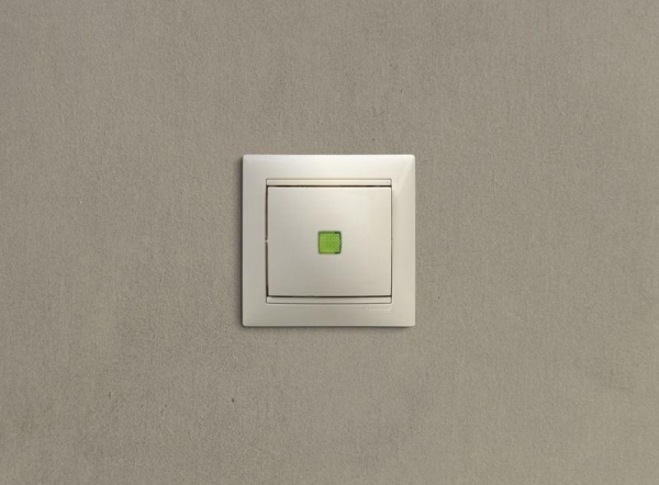 Выключатель 1-кл. СП Valena 10А IP31 250В с зел. индикацией механизм сл. кость IEK 774310