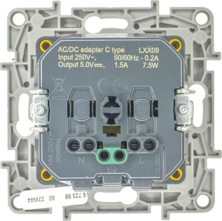 Розетка USB C Etika 16А 250В 1500мА 7.5Вт с заземл. защ. шторки безвинт. зажимы сл. кость IEK 672388