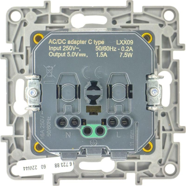 Розетка USB C Etika 16А 250В 1500мА 7.5Вт с заземл. защ. шторки безвинт. зажимы сл. кость IEK 672388