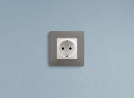 Розетка 1-м СП Etika 16А IP31 250В 2P+E с заземл. защ. шторки немецк. стандарт винтов. клеммы механизм бел. IEK 672222