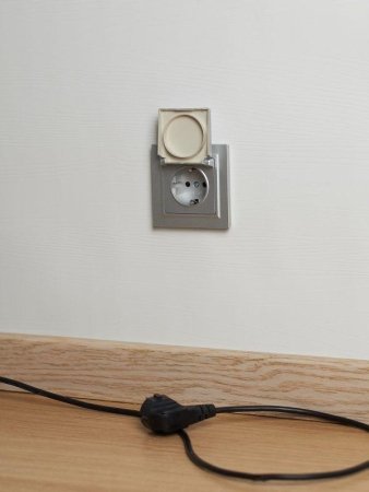 Розетка BRITE РСбш10-3-44-БрА 16А IP44 с заземл. защ. шторки с крышкой механизм алюм. IEK BR-R16-16-44-K47