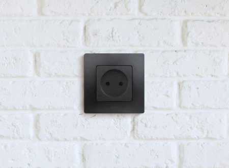 Розетка 1-м СП Etika 16А IP31 250В 2P без заземл. защ. шторки немецк. стандарт винтов. клеммы механизм антрацит IEK 672634