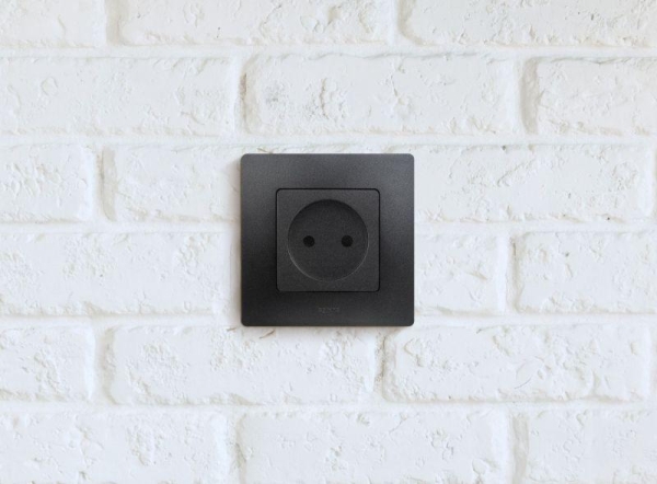 Розетка 1-м СП Etika 16А IP31 250В 2P без заземл. защ. шторки немецк. стандарт винтов. клеммы механизм антрацит IEK 672634