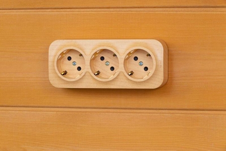 Розетка 3-м ОП Quteo 16А IP20 250В 3х2P+E с заземл. защ. шторки дерево IEK 782288