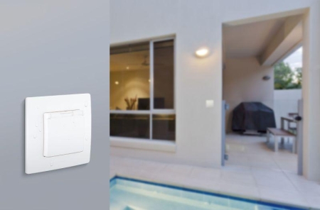 Розетка 1-м Etika 16А IP44 250В с заземл. защ. шторки с крышкой безвинтов. зажимы бел. IEK 672226