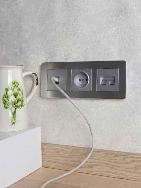 Рамка 3-м BRITE РУ-3-1-Бр метал. алюм. RE AL IEK BR-M32-M-21-K47