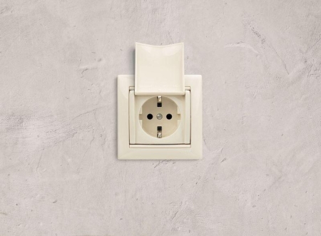 Розетка 1-м СП Valena 16А IP21 2P+E с заземл. защ. шторки с крышкой винты механизм сл. кость IEK 774322