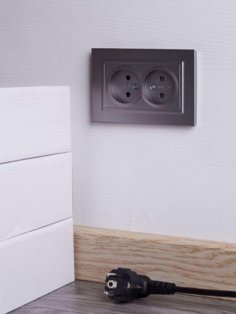 Розетка 2-м СП BRITE РСш12-2-БрС 10А в сборе без заземл. защ. шторки сталь IEK BR-R23-10-K46-F