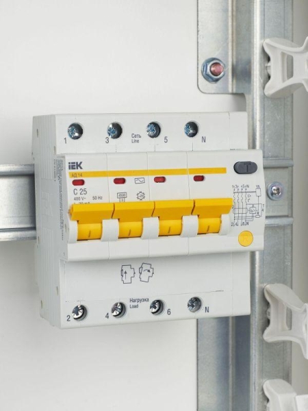Выключатель автоматический дифференциального тока 4п C 25А 30мА тип AC 4.5кА АД-14 KARAT IEK MAD10-4-025-C-030
