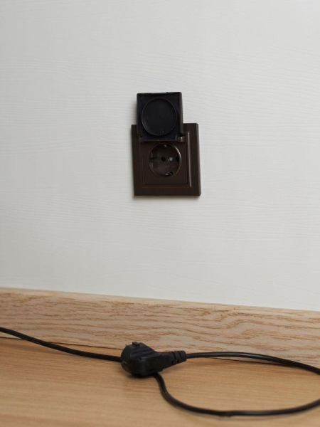 Розетка BRITE РСбш10-3-БрТБ 16А IP20 с заземл. защ. шторки с крышкой механизм бронза IEK BR-R16-16-K45