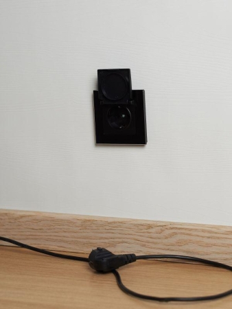 Розетка BRITE РСбш10-3-44-БрЧ 16А IP44 с заземл. защ. шторки с крышкой механизм черн. IEK BR-R16-16-44-K02