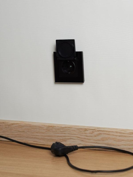 Розетка BRITE РСбш10-3-44-БрЧ 16А IP44 с заземл. защ. шторки с крышкой механизм черн. IEK BR-R16-16-44-K02