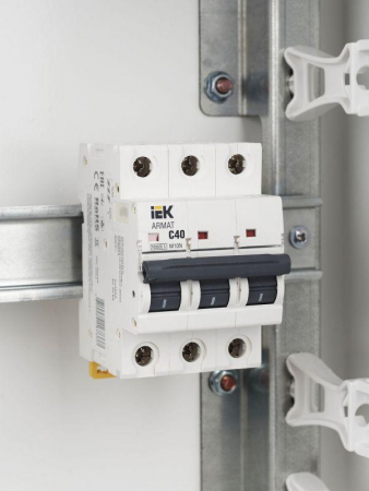 Выключатель автоматический модульный 3п C 40А M10N ARMAT IEK AR-M10N-3-C040