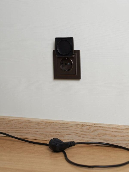 Розетка BRITE РСбш10-3-44-БрТБ 16А IP44 с заземл. защ. шторки с крышкой механизм бронза IEK BR-R16-16-44-K45