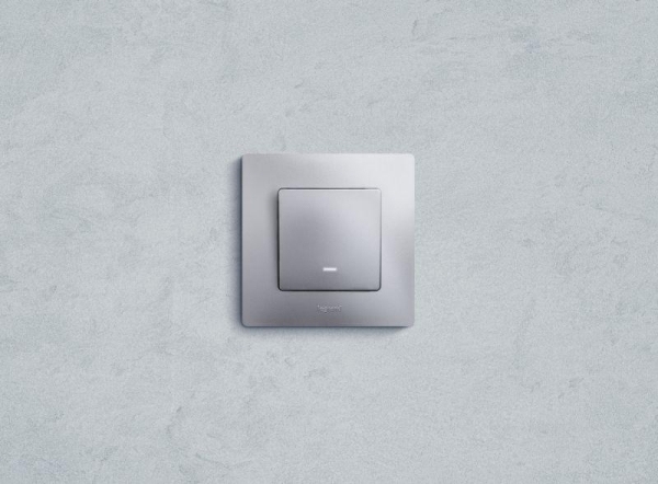 Выключатель 1-кл. СП Etika 10А IP20 250В 10AX с подсветкой/индикацией безвинтов. зажимы механизм алюм. IEK 672403